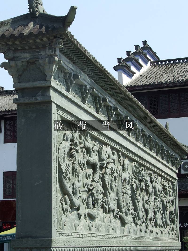 磚雕影壁墻上的斗拱